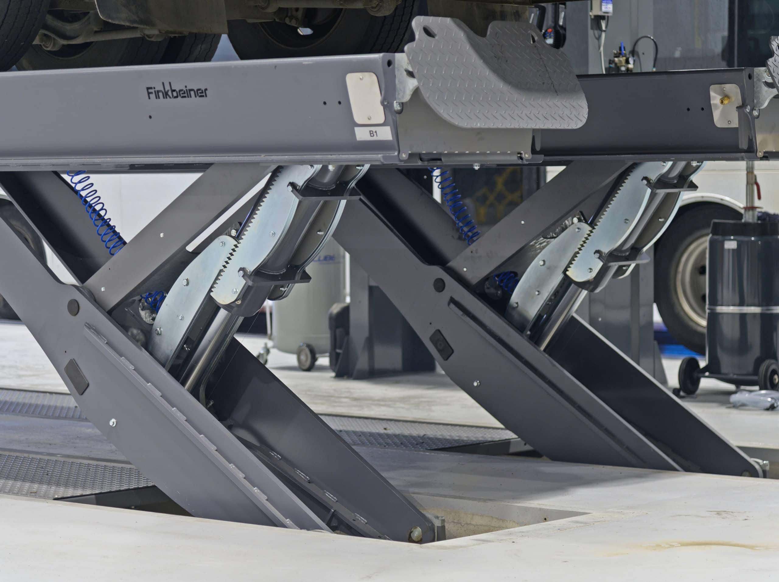 Finkbeiner HDS semi-scissor platform lift for heavy vehicles
