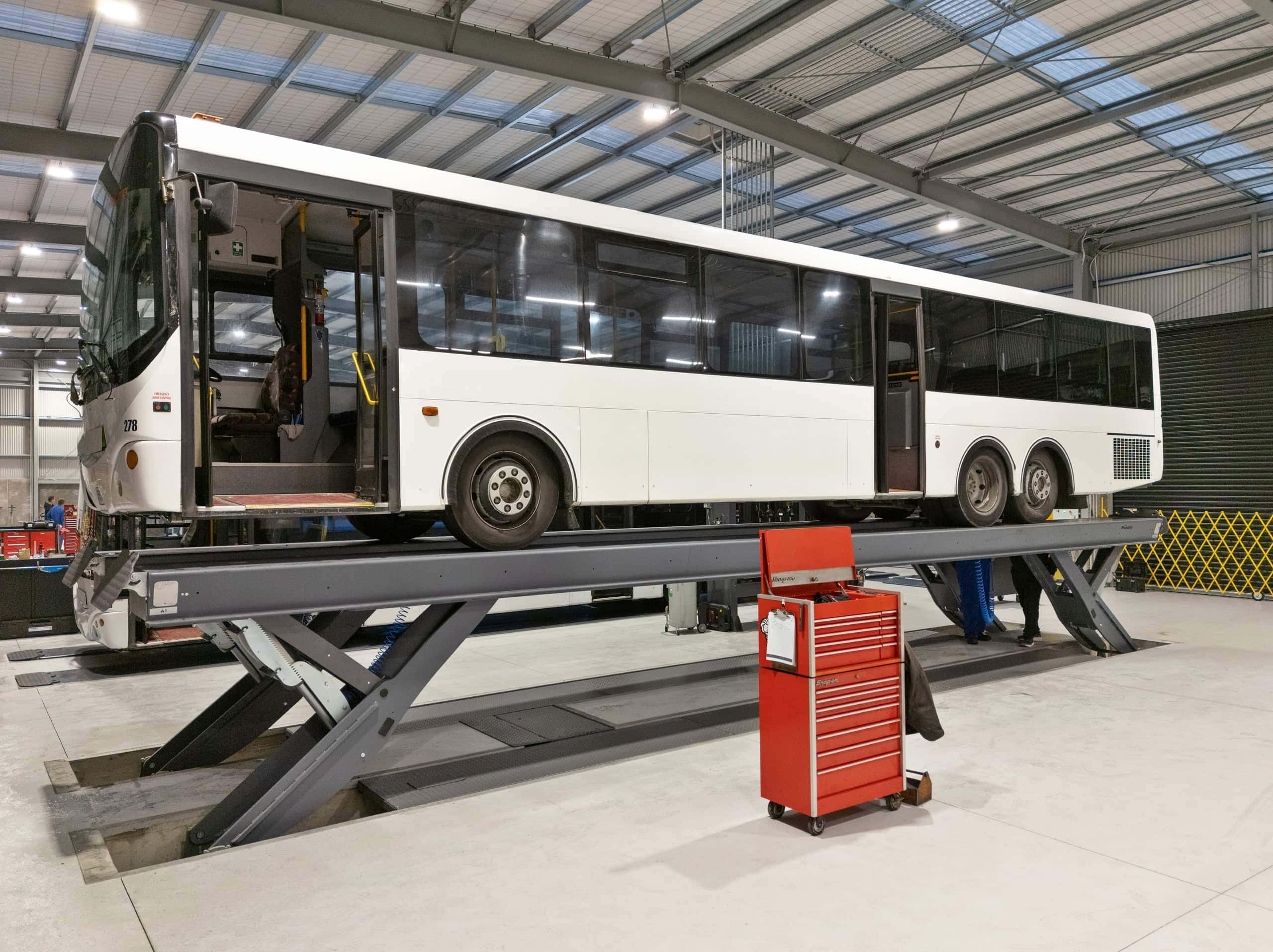 Heavy vehicle platform lift for truck and bus workshops